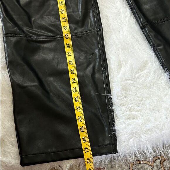 PantsAbercrombie & Fitch Curve Love Vegan Leather Cargo 90s Relaxed Pants - Picture 8 of 12
